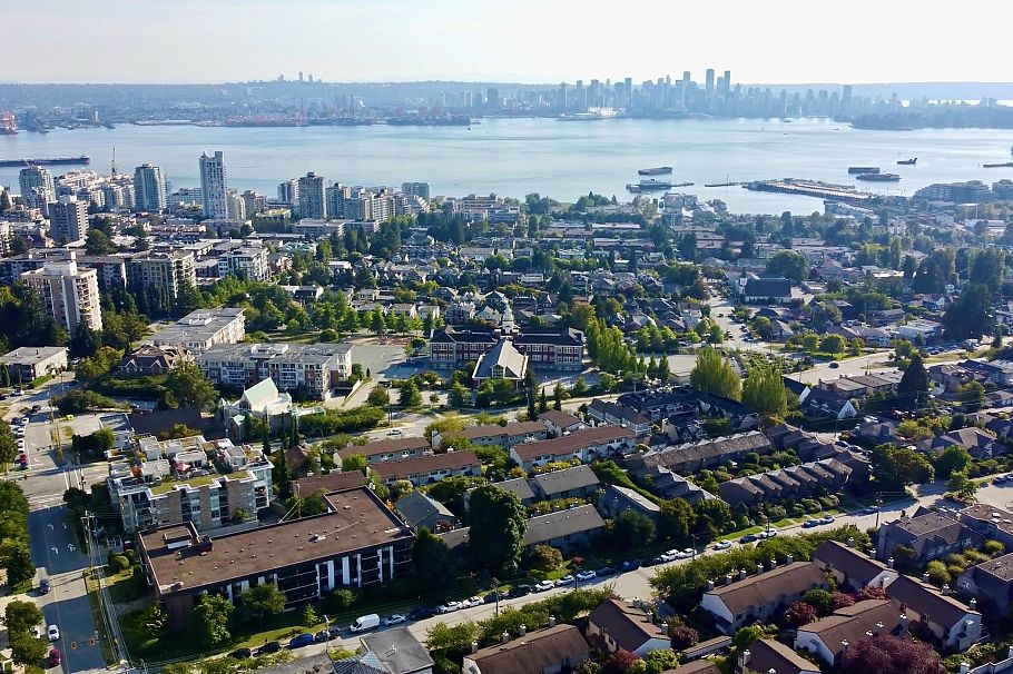 24 230 W 14th Street North Vancouver, BC - 2