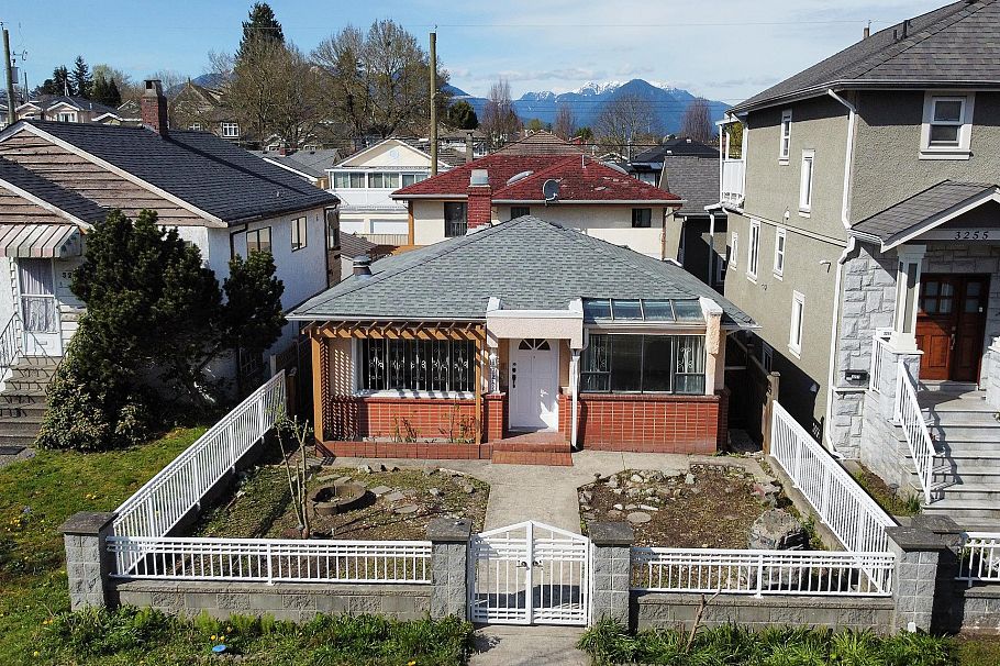 3247 Napier Street Vancouver, BC - 32