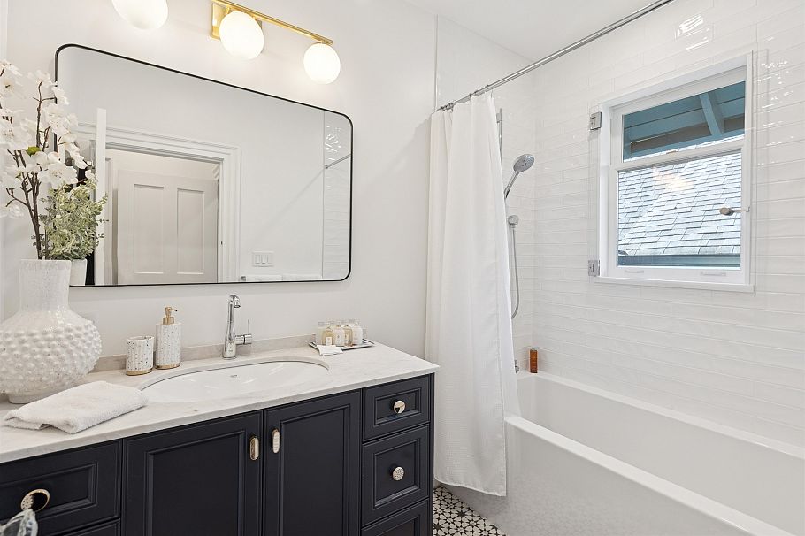 2615 W 2nd Avenue Vancouver, BC - 34