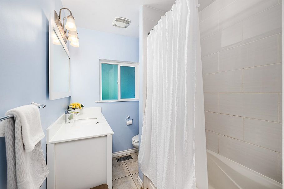 4233 Capilano Road North Vancouver, BC - 24