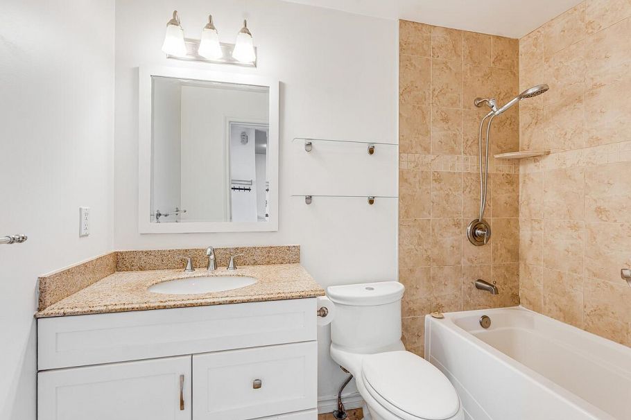 216 140 E 4th Street North Vancouver, BC - 13