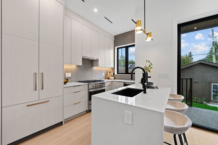 6892 Brooks Street Vancouver, BC - 12