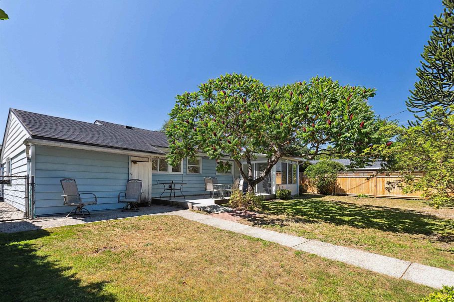 1386 Tatlow Avenue North Vancouver, BC - 2