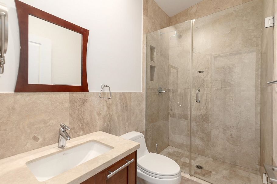 3681 Henderson Avenue North Vancouver, BC - 23