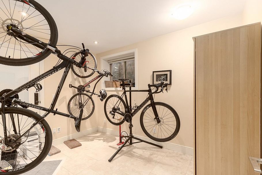 3681 Henderson Avenue North Vancouver, BC - 29