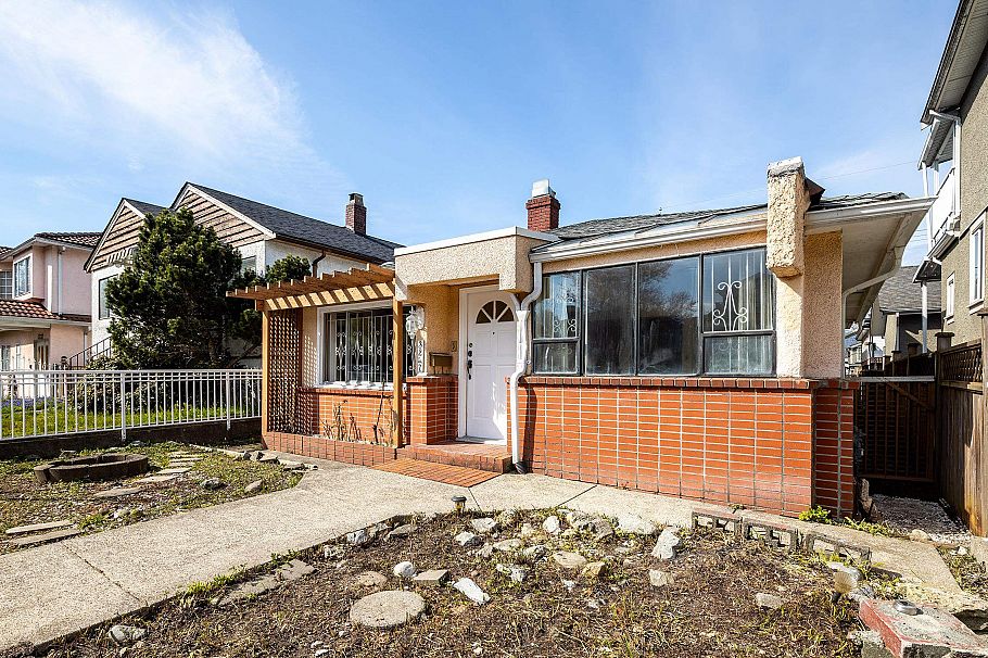 3247 Napier Street Vancouver, BC - 2