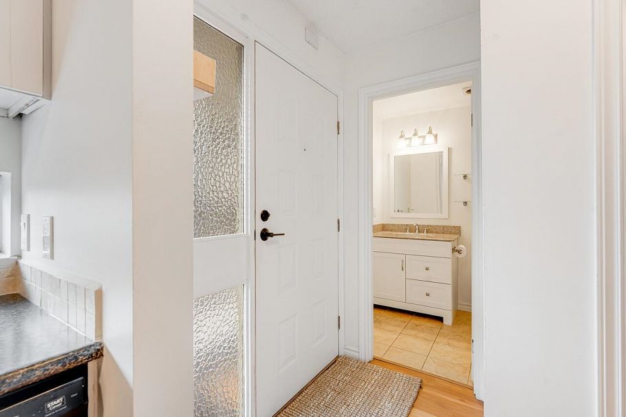 216 140 E 4th Street North Vancouver, BC - 2