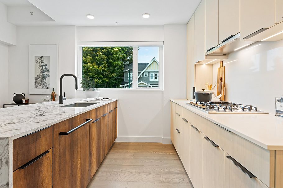 201 3590 W 39th Avenue Vancouver, BC - 3