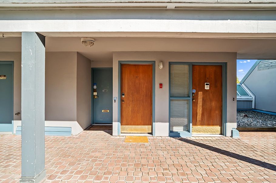 17 1345 W 4th Avenue Vancouver, BC - 2