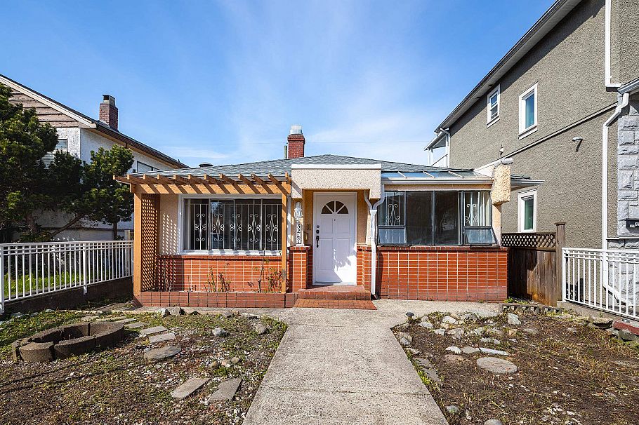 3247 Napier Street Vancouver, BC - 1