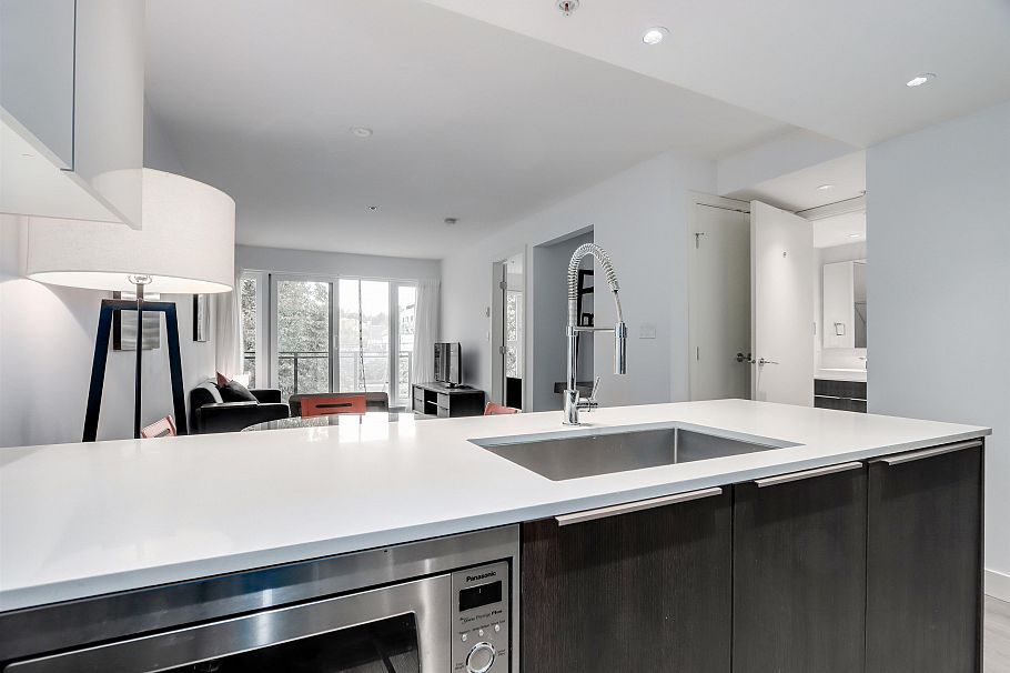327 1588 E Hastings Street Vancouver, BC - 5