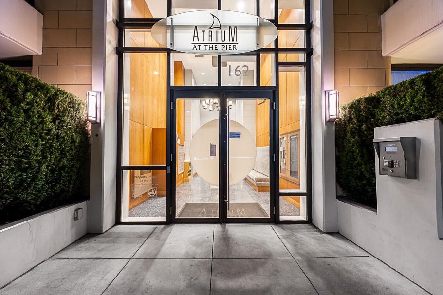 PH3 162 Victory Ship Way North Vancouver, BC - 15