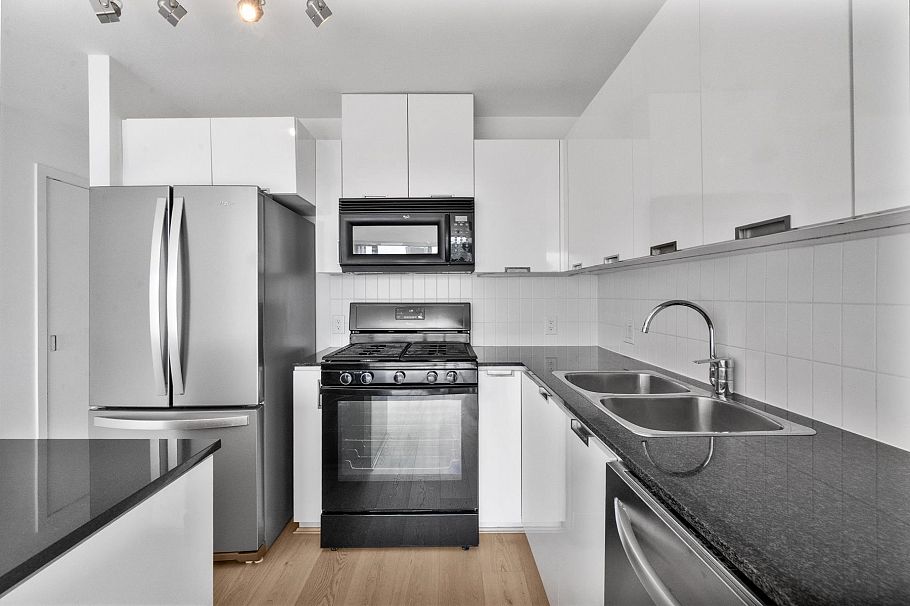 1301 151 W 2nd Street North Vancouver, BC - 31