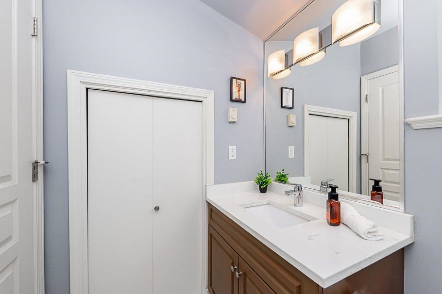 403 1617 Grant Street Vancouver, BC - 16