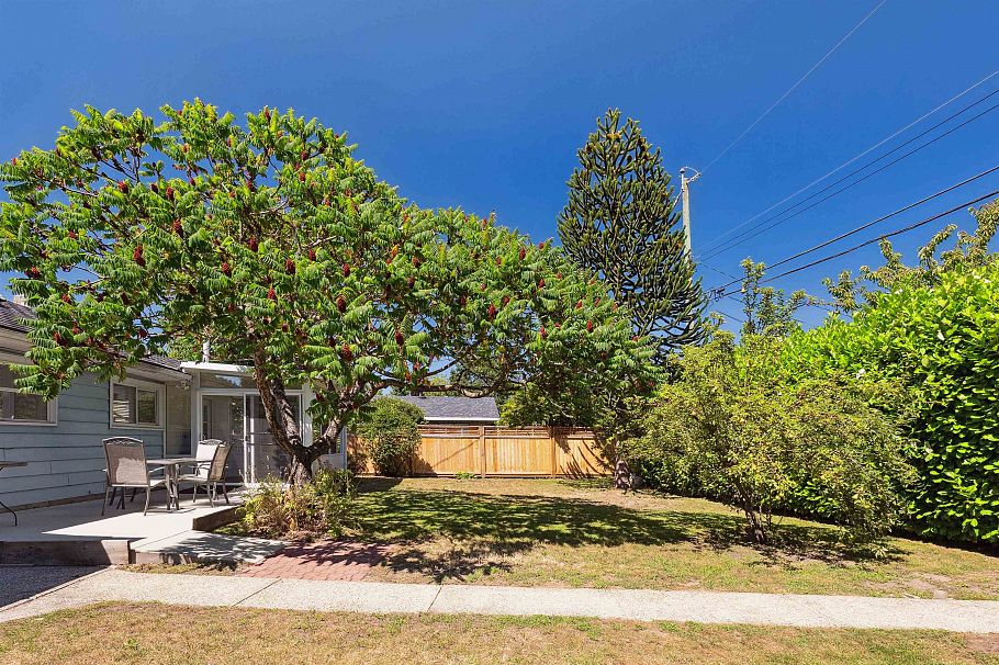 1386 Tatlow Avenue North Vancouver, BC - 3