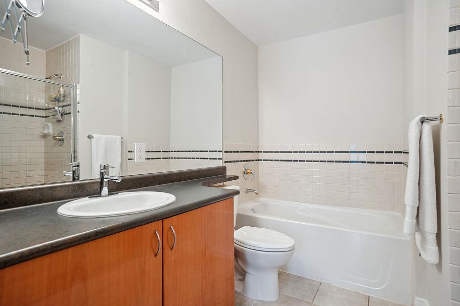 100 1688 Robson Street Vancouver, BC - 17