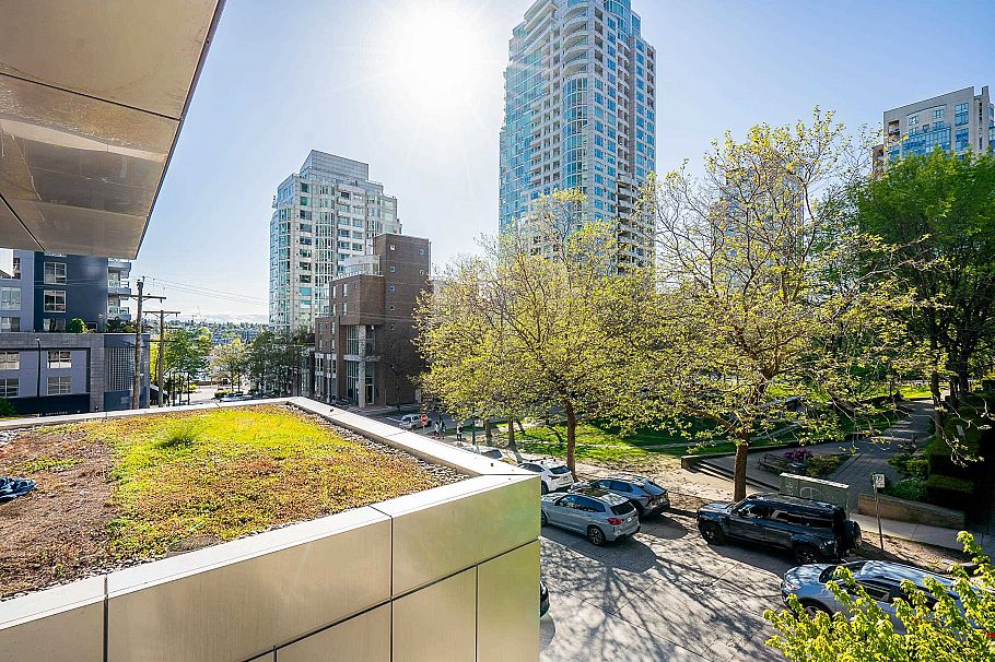 301 1480 Howe Street Vancouver, BC - 2