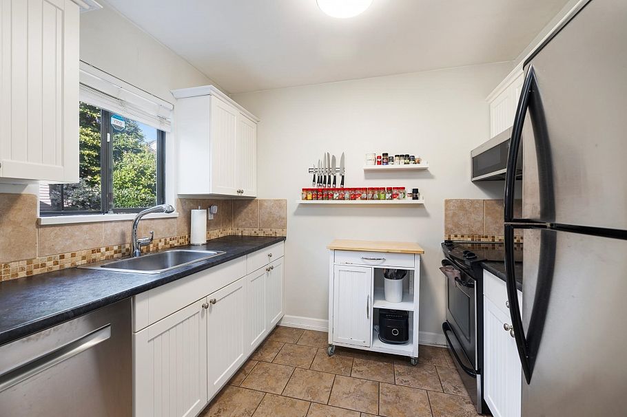 24 230 W 14th Street North Vancouver, BC - 15