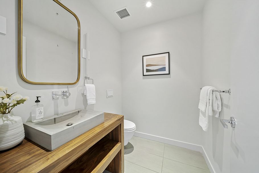 512 105 W 2nd Street North Vancouver, BC - 33