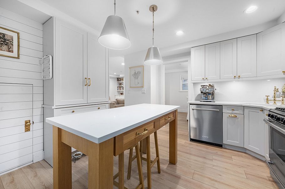 2888 Glen Drive Vancouver, BC - 17