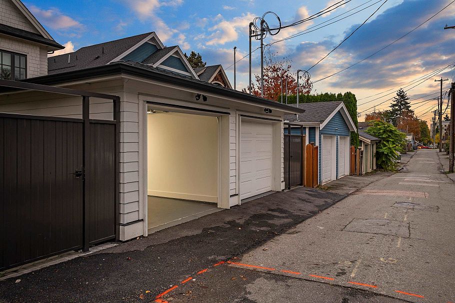 1 1166 E 11th Avenue Vancouver, BC - 26