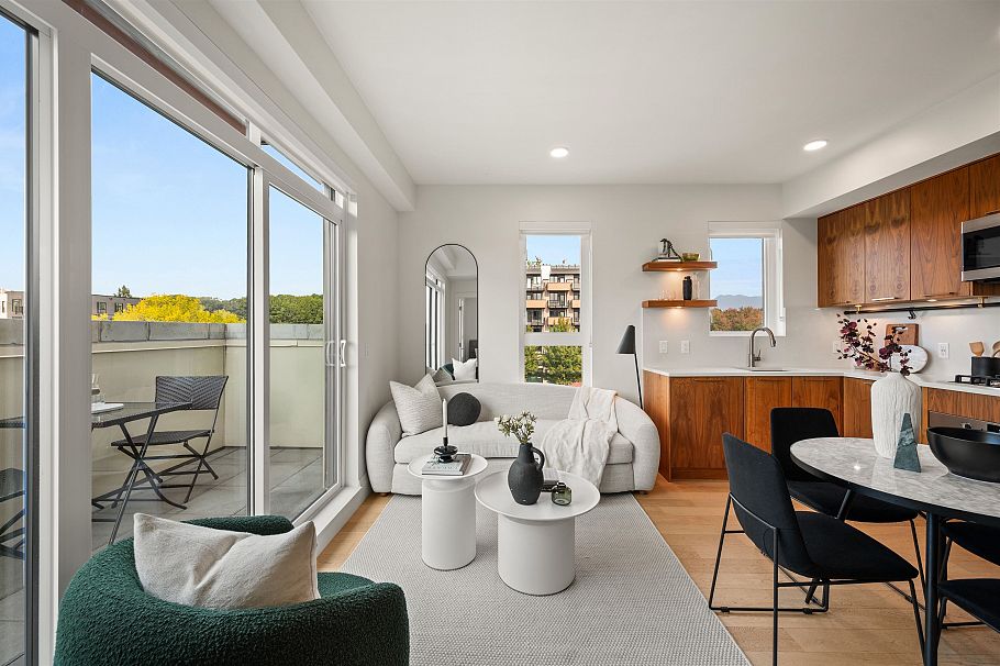 411 2550 Garden Drive Vancouver, BC - 3