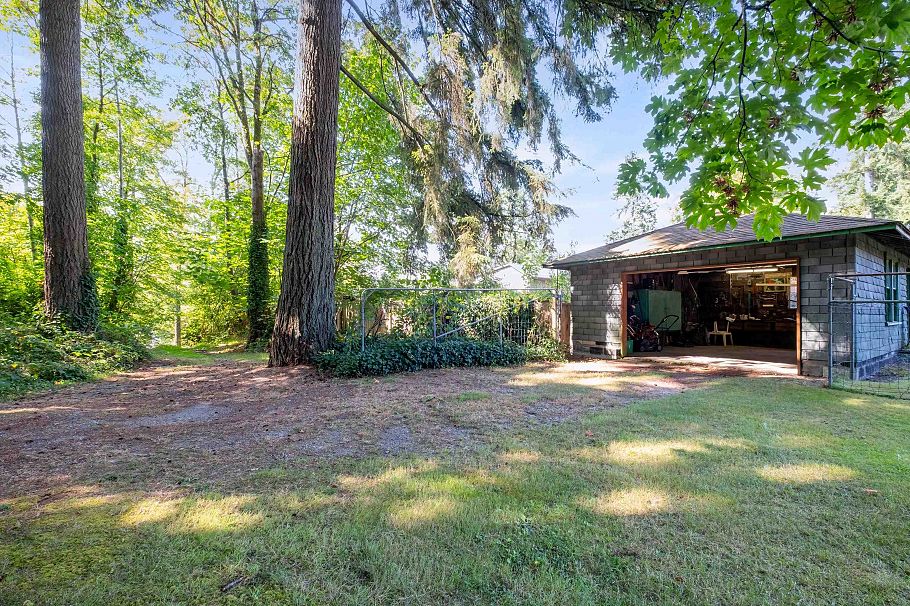 2239 Windridge Drive North Vancouver, BC - 32