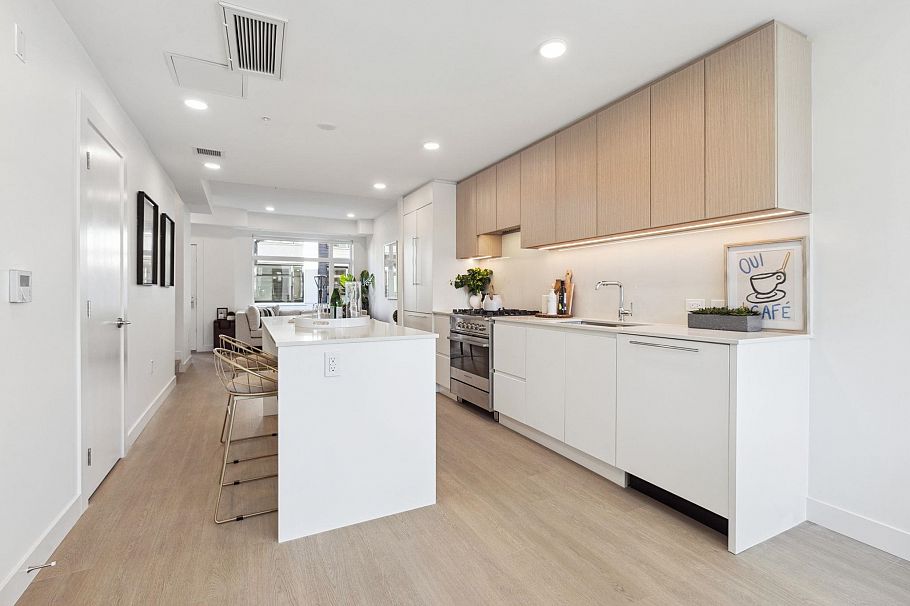 211 1008 W 47th Street Vancouver, BC - 4