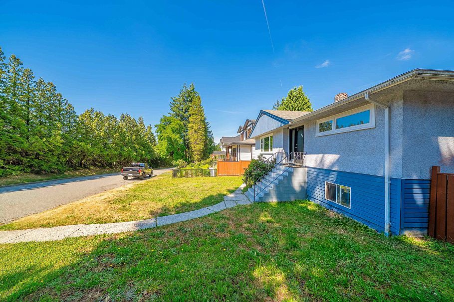 432 W 25th Street North Vancouver, BC - 1