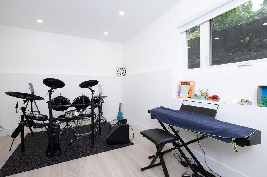 4283 Capilano Road North Vancouver, BC - 33