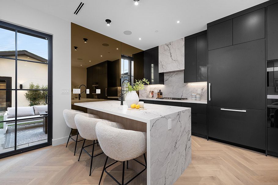 2 240 E 37th Avenue Vancouver, BC - 9