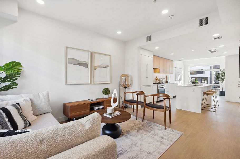 211 1008 W 47th Street Vancouver, BC - 2