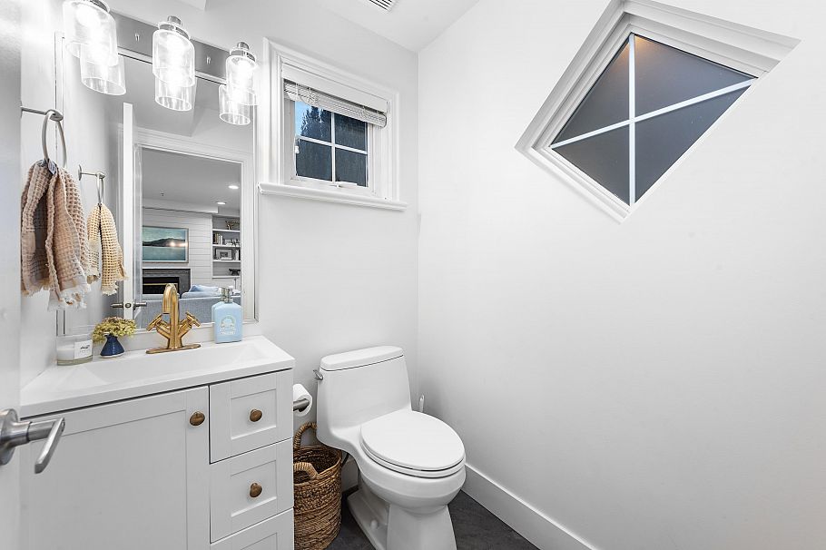 2888 Glen Drive Vancouver, BC - 40