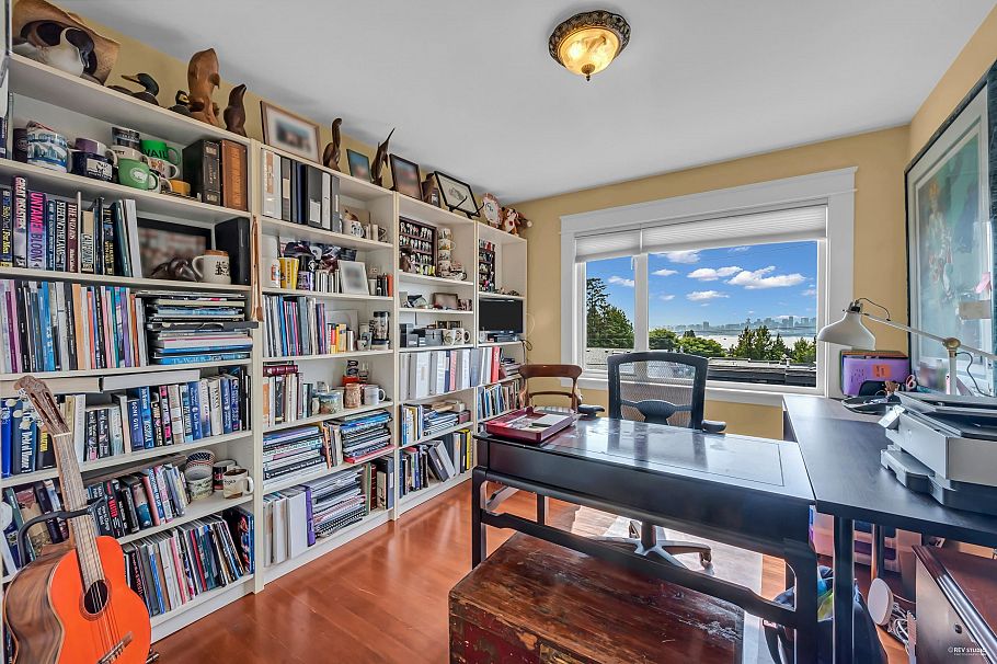 255 W 6th Street North Vancouver, BC - 25