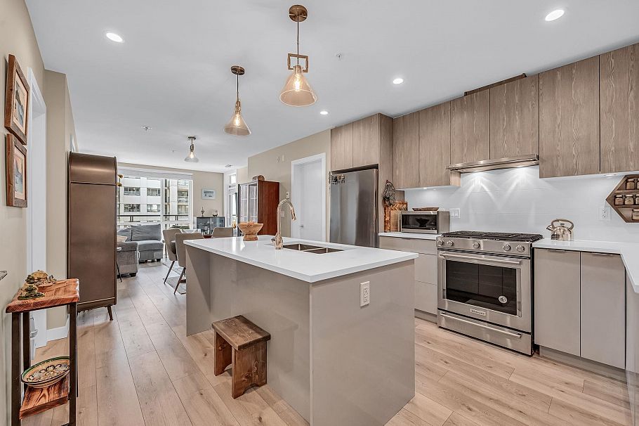 404 128 E 8th Street North Vancouver, BC - 1