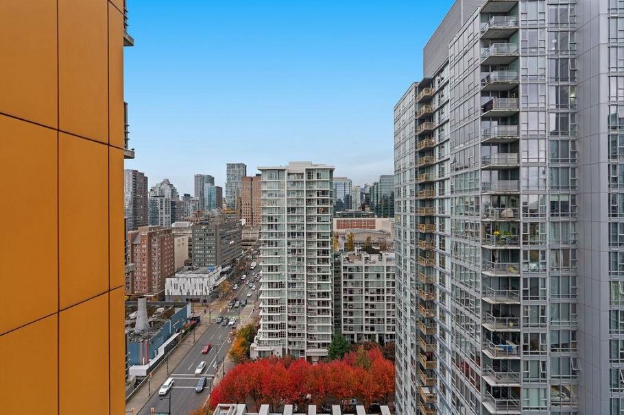 2205 111 W Georgia Street Vancouver, BC - 22