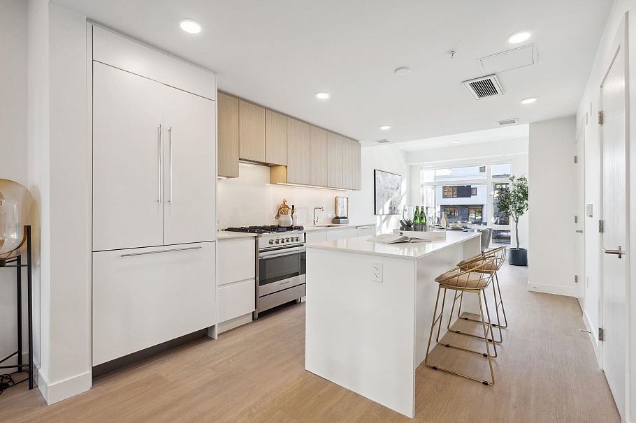 211 1008 W 47th Street Vancouver, BC - 5