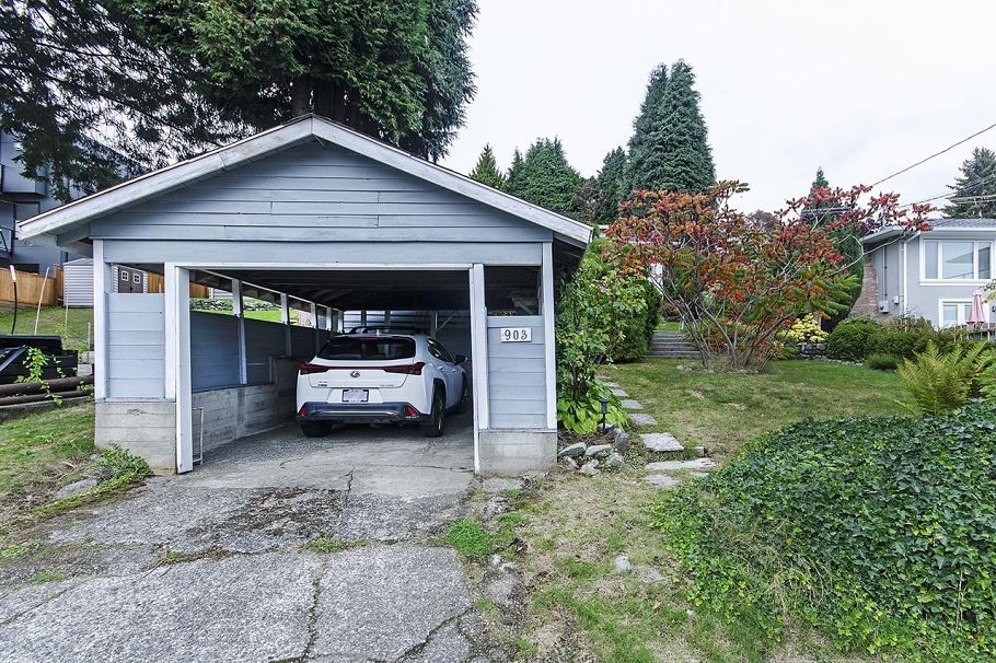 903 E Keith Road North Vancouver, BC - 35