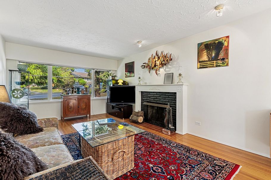 415 W 26th Street North Vancouver, BC - 3