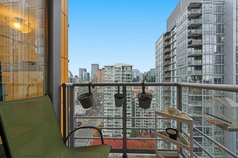 2205 111 W Georgia Street Vancouver, BC - 20