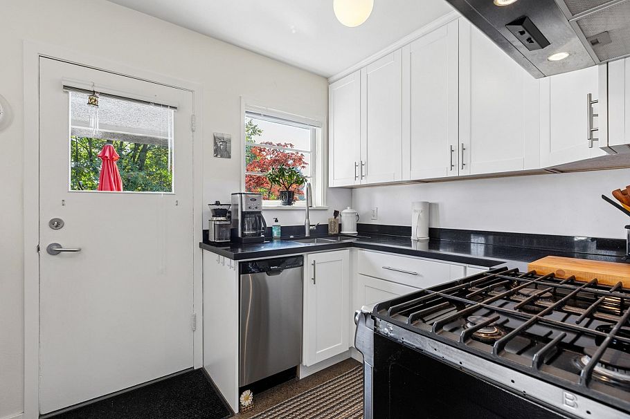 415 W 26th Street North Vancouver, BC - 17