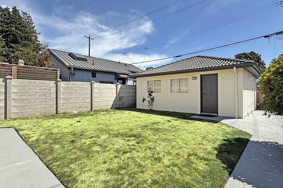 2066 W 44th Avenue Vancouver, BC - 33