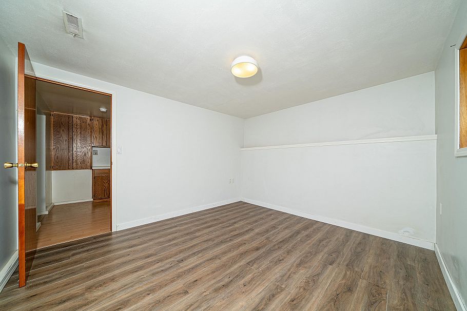 432 W 25th Street North Vancouver, BC - 6