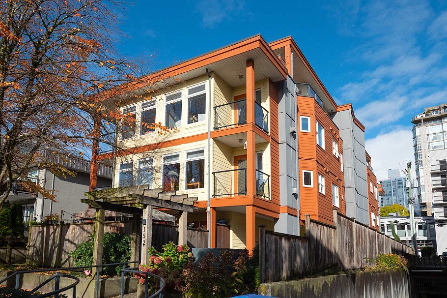 304 152 E 12th Street North Vancouver, BC - 1