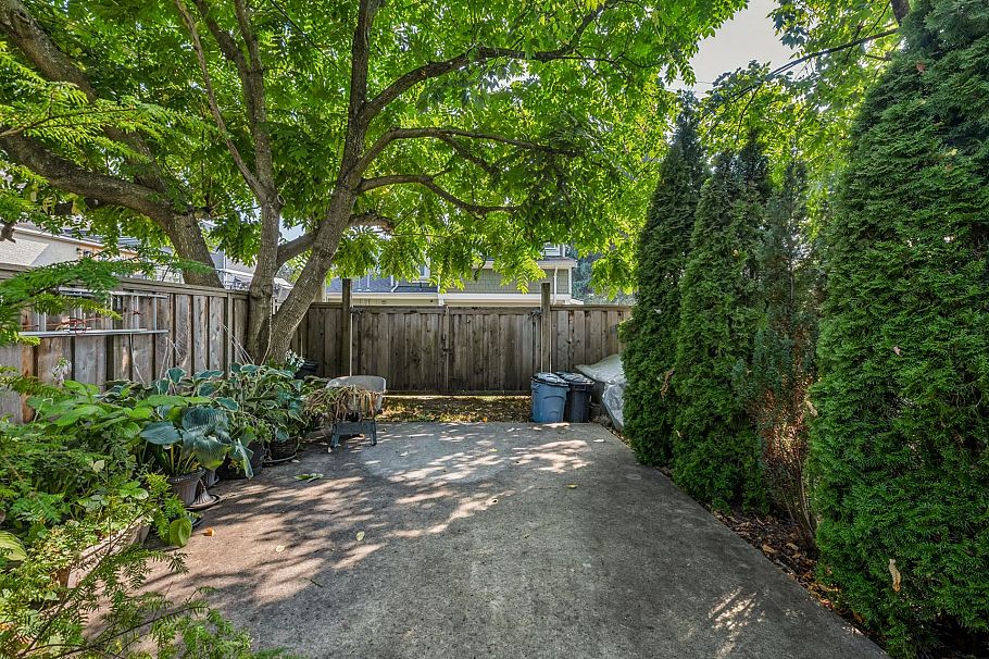 415 W 26th Street North Vancouver, BC - 39