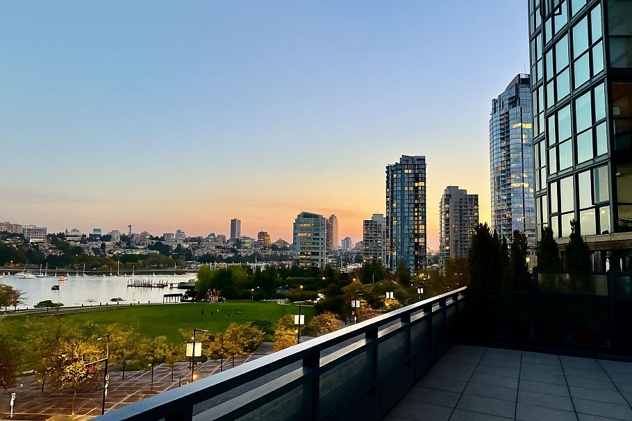 706 289 Drake Street Vancouver, BC - 1