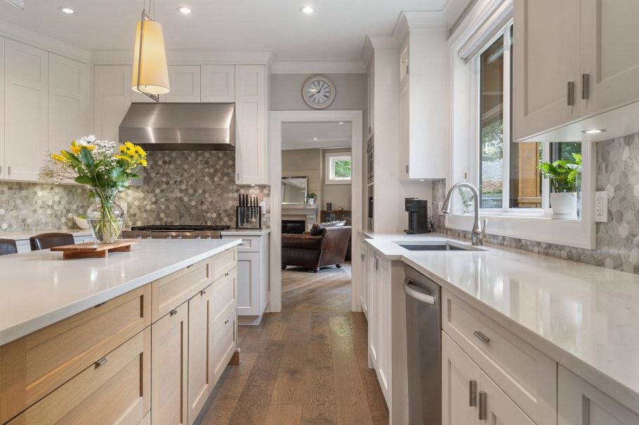 3365 Edgemont Boulevard North Vancouver, BC - 2