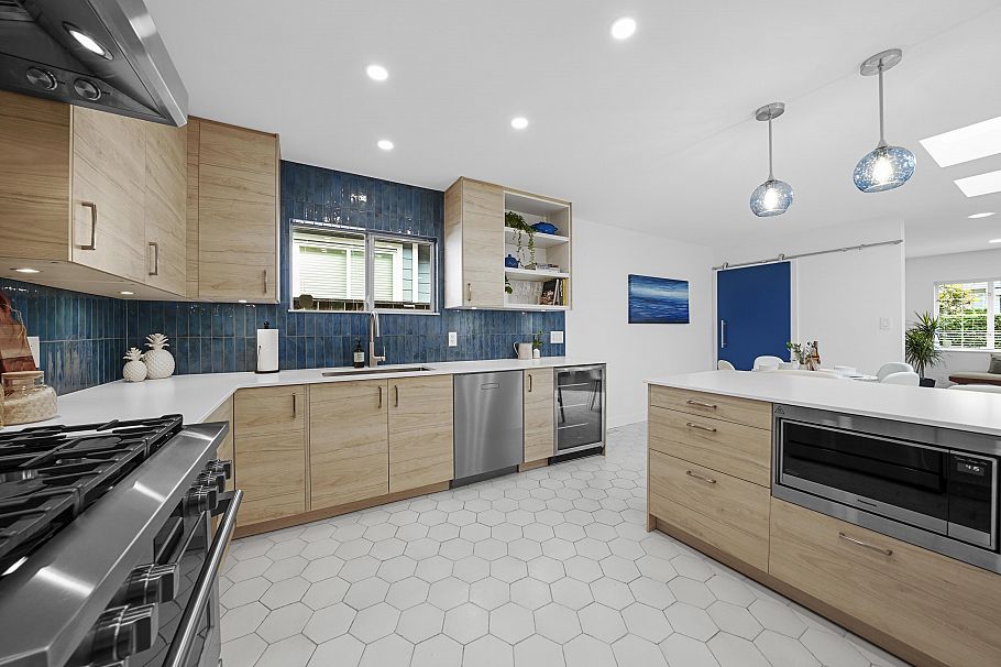 1412 Hope Road North Vancouver, BC - 1