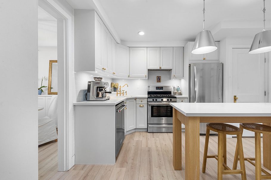 2888 Glen Drive Vancouver, BC - 16