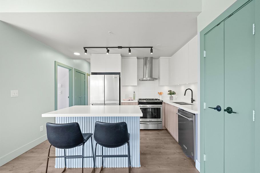 202 3602 Aldercrest Drive North Vancouver, BC - 4